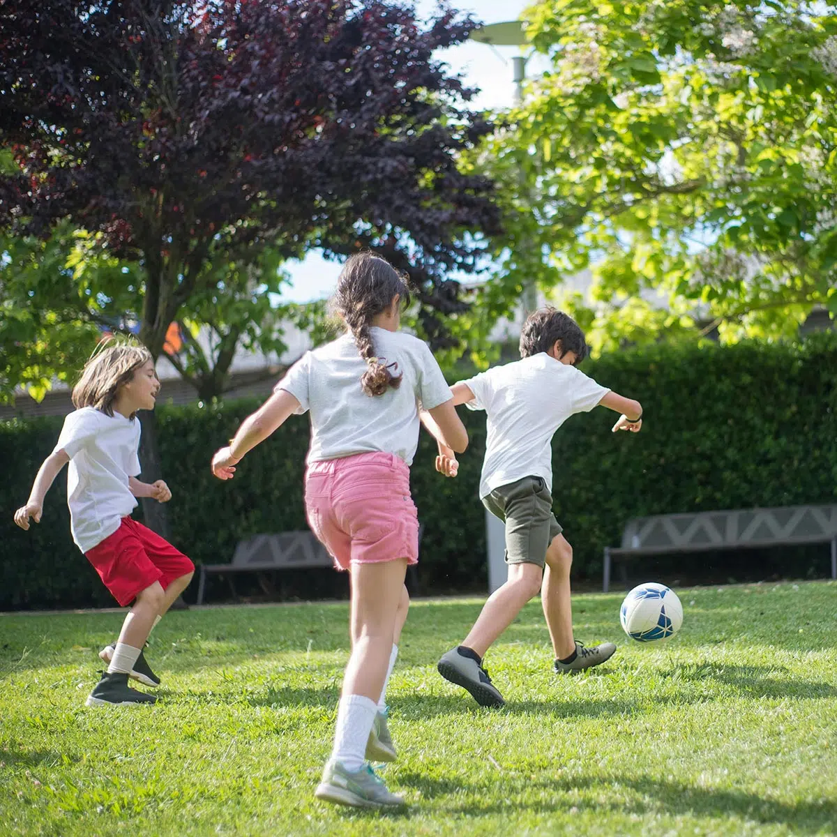 Jeunes jouant au foot